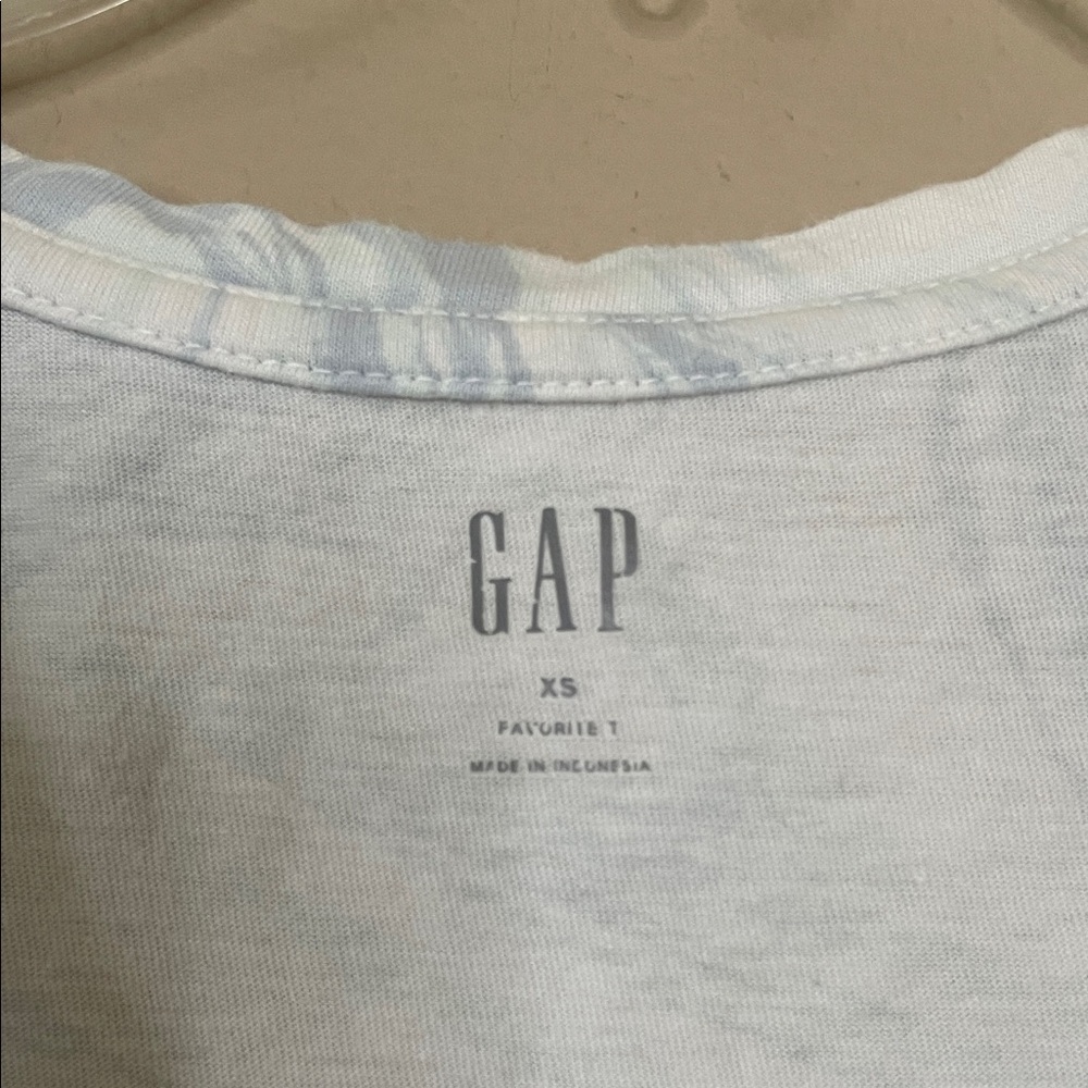 GAP Women's White V-Neck Tee with Light Blue Marble Swirl SZ XS - Picture 2 of 2